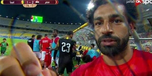 بالفيديو... على غرار لاعبي التنس..صلاح يوقع لأحد المصورين على الكاميرا