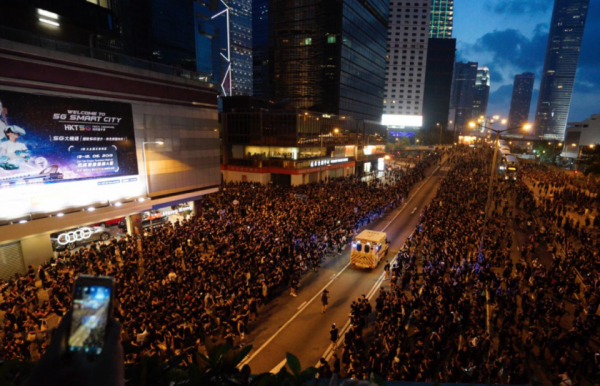 فيديو مذهل ..سيارة إسعاف تخترق مظاهرة مليونية بسرعة خيالية