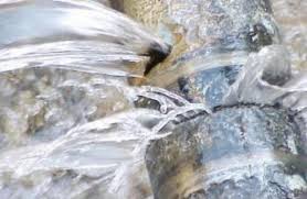 مواطنون يعتدون على مقاول يحاول اصلاح خط تعرض للكسر