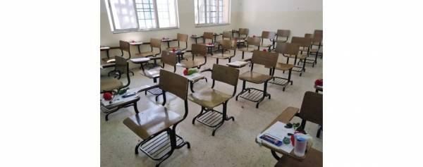 مدارس حكومية تستقبل طلبة الثانوية العامة بالورود والحلوى