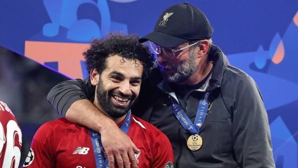 مدرب ليفربول يدخن السجائر ويتعاطى الكحول على الشاطئ (صور)