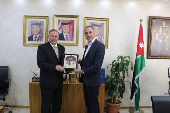 منح جزئية من عمان العربية للطلبة غير المقتدرين