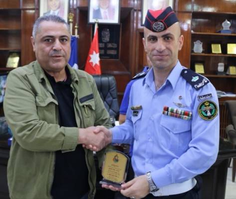 رجال سير الزرقاء ينقذون عامل من الموت ورئيس البلدية يكرمهم