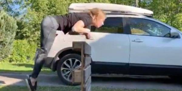 امرأة مذهلة تركض وتقفز كالفرس الجامحة .. (شاهد الفيديو)