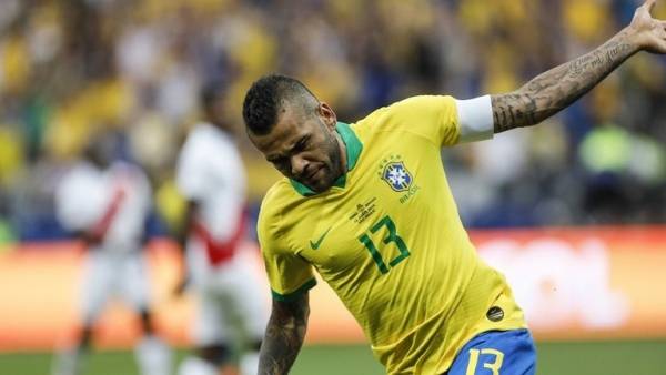 رسميا.. داني ألفيس بعد التألق مع البرازيل يعلن رحيله عن باريس سان جيرمان