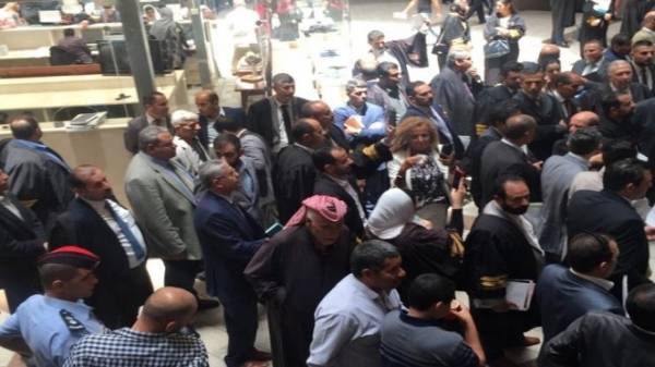 وقفة احتجاجية في قصر العدل ضد نظام الفوترة