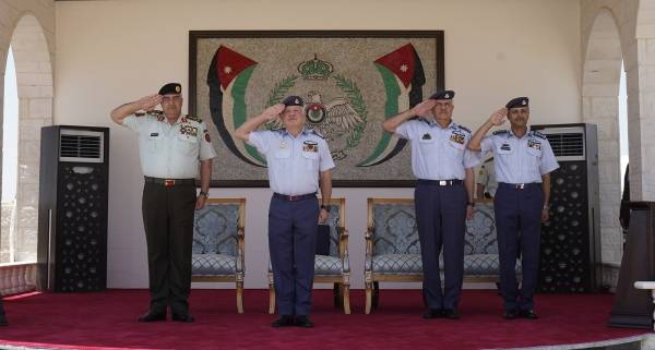 الملك يرعى حفل تخريج دورة مرشحي الطيران