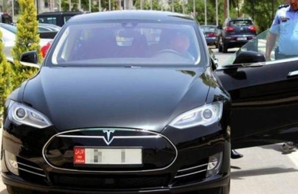 الحكومة تسحب عشرات السيارات من الوزارات والمؤسسات ..(تفاصيل)