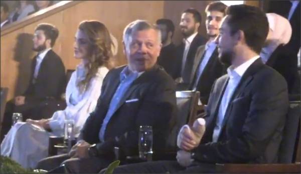 شاهدوا ردة فعل جلالة الملك وهو يتفاجئ بكلمة سمو الأمير حسين خلال حفل العشرينية