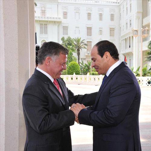 الملك والرئيس المصري يبحثان باتصال هاتفي العلاقات الثنائية والتطورات الإقليمية