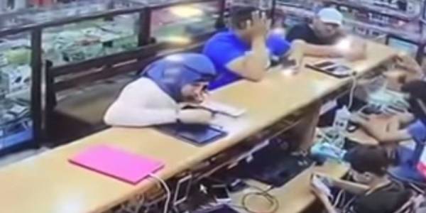 بالفيديو... لحظة انفجار هاتف في وجه فتاة