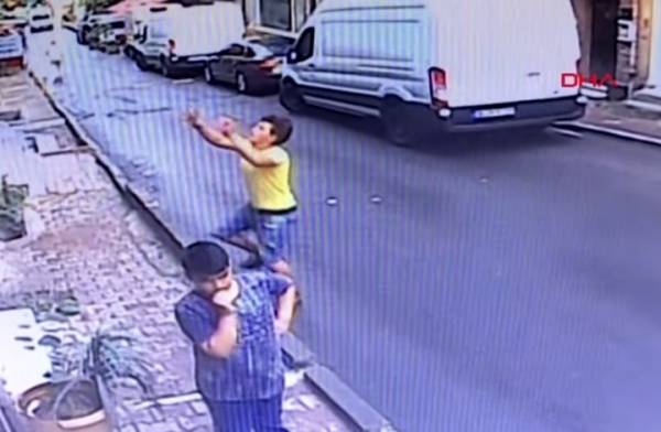 جزائري ينقذ طفلة سورية سقطت من نافذة منزلها بإسطنبول (فيديو)