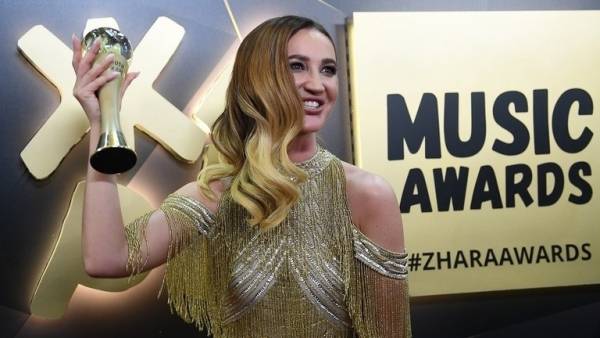 حسناء روسية: أود اللعب مع ميسي وبيكيه