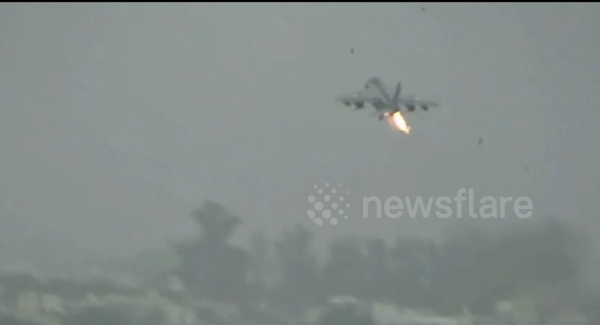 طائر يجبر مقاتلة حربية على رمي حمولتها من القنابل وخزان الوقود (فيديو)