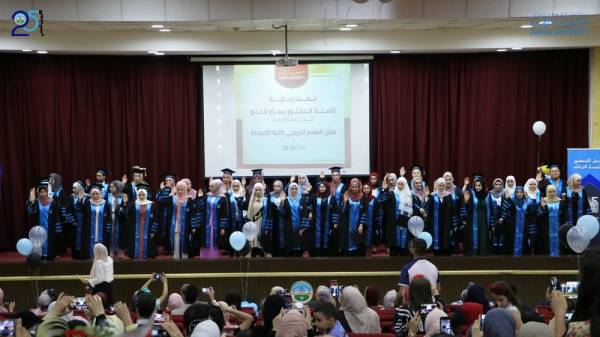 خريجو الصيدلة في جامعة الزرقاء يؤدون قسم المهنة