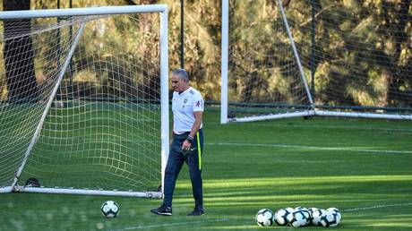 قبيل كلاسيكو الأرض.. مدرب البرازيل لا ينام!