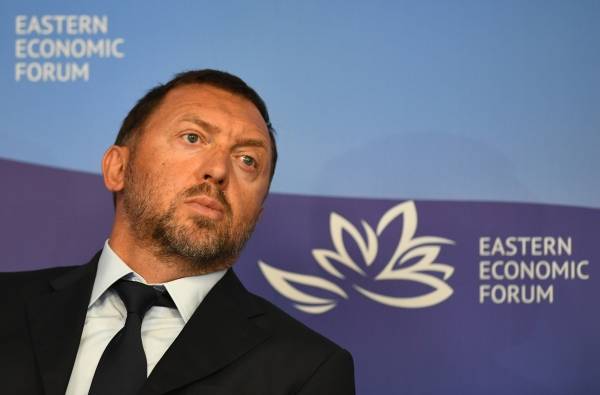 رجل أعمال روسي يكشف عن اتصالاته مع واضع ملف ترامب