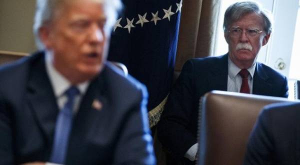 ترامب يهين مستشاره للأمن القومي بولتون و يجرده من مبادئه وسلطته