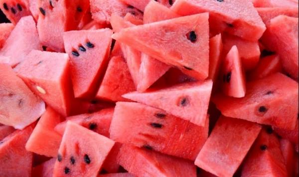 10 أسباب تجعلك تأكل البطيخ في فصل الصيف