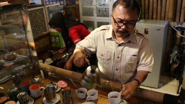 القهوة الأغلى عالميًا تصنع من فضلات قطط الزبّاد (صور وفيديو)