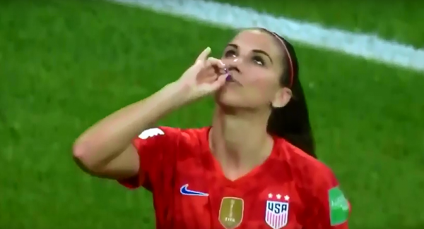 بالفيديو... لاعبة أمريكية تثير الجدل بطريقة احتفالها بالهدف ...ماذا فعلت