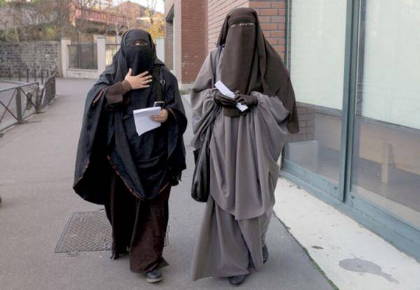 منع النقاب في المؤسسات العامة في تونس