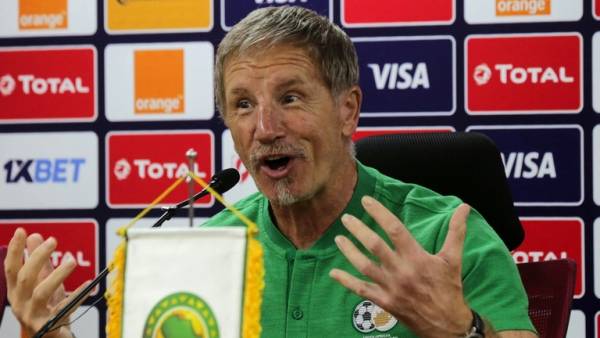 مدرب جنوب إفريقيا يتوعد بـإسكات المشجعين المصريين