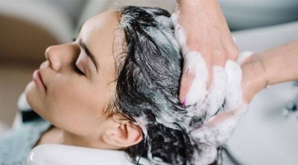 لهذا السبب لا تغسلي شعرك يومياً!