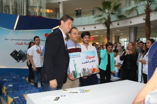 بالصور البنك الاردني الكويتي يحتفل  بتسليم  3 سيارات مرسيدس  بحفل جماهيري في  بوليفارد العبدلي