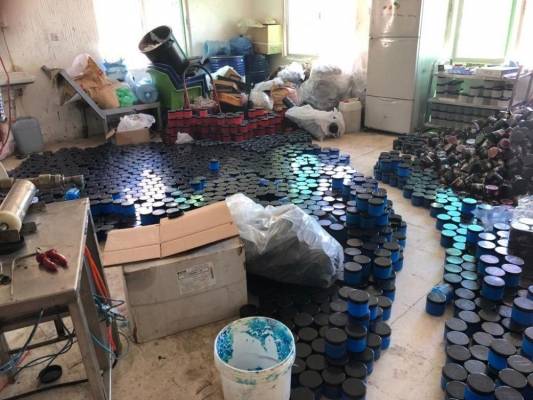 القبض على ٣ أشخاص قاموا بتصنيع مواد تجميل بأسماء علامات تجارية  صور