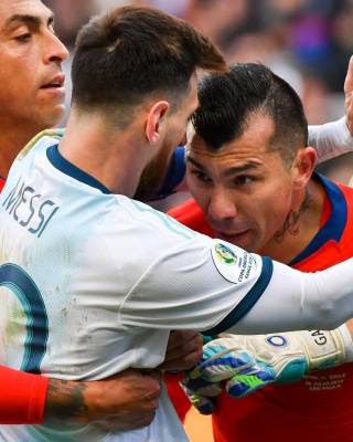 بالفيديو والصور  ميسي يتعرض للطرد لأول مرة منذ 14 عامًا