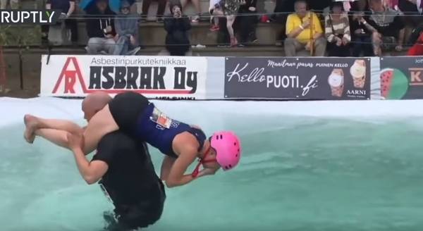 مسابقة حمل الزوجات بات تقليدا في فنلندا