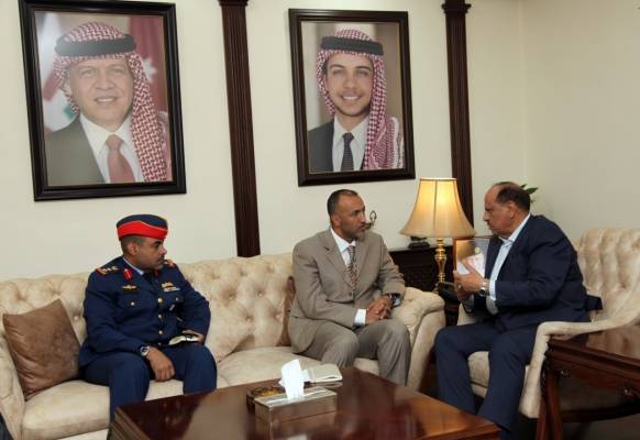 وزير الداخلية يلتقي وفدا امنيا اماراتيا