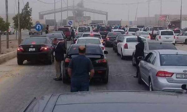 شهود عيان يروون تفاصيل تاخيرهم ومرمطتهم على معبر جابر نصيب الحدودي !!