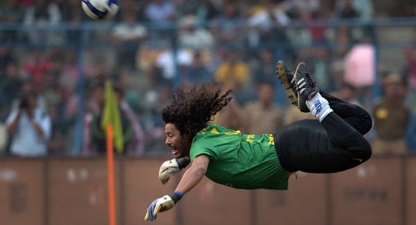 هيجاتا... الحارس المجنون يفي بوعده بعد خروج كولومبيا (فيديو)