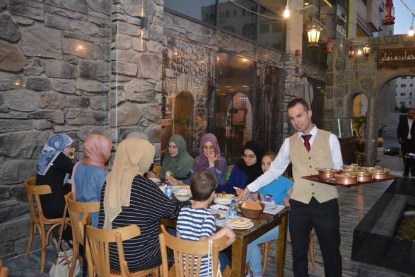 مجموعة مطاعم حماده تساهم في تعريف الوفود التركية بالموروث الشعبي الأردني (صـور)