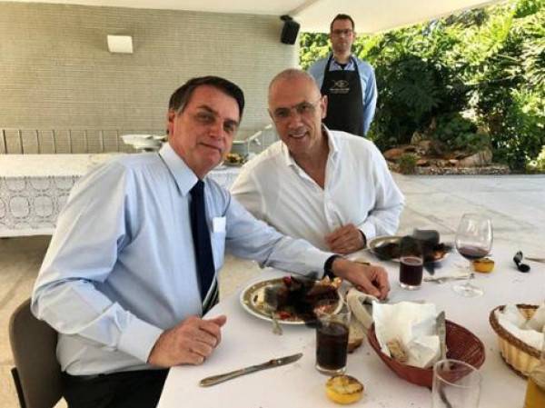 سيلفي حلال وحرام يفضح سفير إسرائيل بالبرازيل