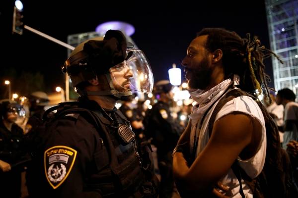 يهود الفلاشا يهددون بشل الحركة في إسرائيل