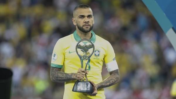 لاعب عربي يتفوق على داني الفيس  بتحقيقه الأكثر تتويجا بالألقاب في تاريخ كرة القدم من هو ؟!