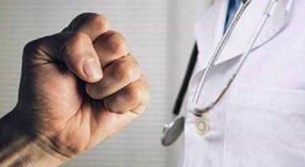 هبات (الصحة،الداخلية ،نقابة الاطباء)  تتجسد باعتداءات جديدة على الاطباء..بالصور