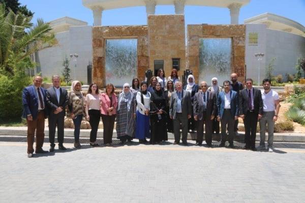 المولا يقدم درع جامعة البترا للأميرة ديمة آل سعود تقديرًا لجهودها في محاربة الفقر