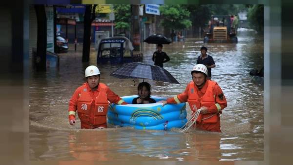 الاشد منذ نصف قرن .. اجلاء (80) الف شخص في الصين بسبب الامطار الغزيرة