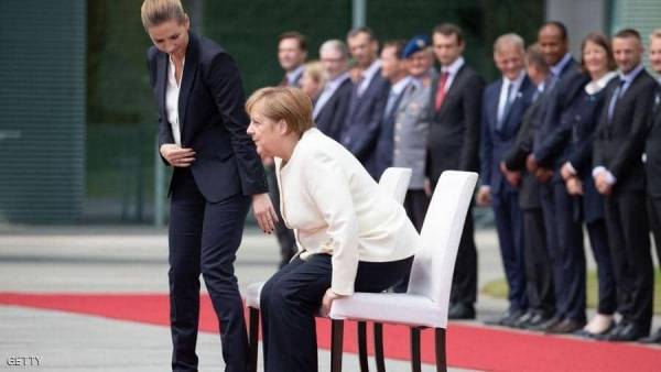 بعد الرعشة الثالثة.. ميركل تجلس أثناء السلام الوطني (فيديو)