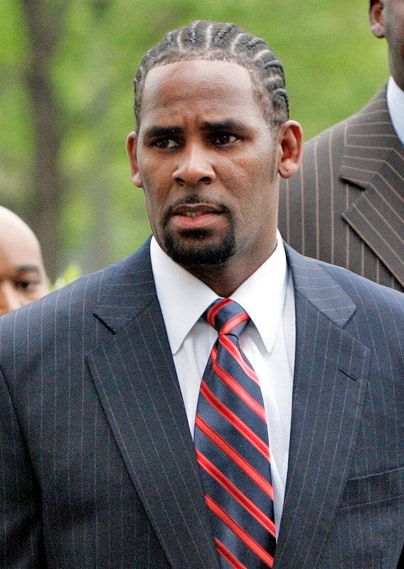 المغني آر كيلي قيد التوقيف.. والتهم: “جرائم جنسية”