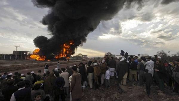 “طفل” يفجر نفسه بحفل زفاف ويقتل 5 في أفغانستان