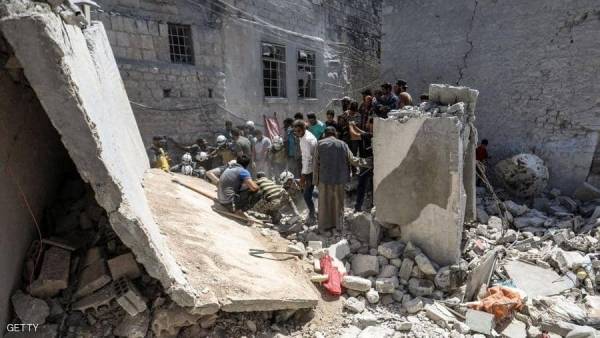 مقتل 10 مدنيين نازحين بغارات على إدلب السورية