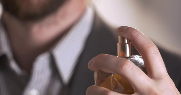 أسهل حيلة لتثبيت رائحة العطر طوال النهار