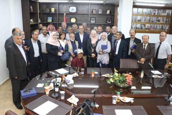 الشحاحدة يكرم المتقاعدين