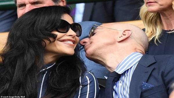 بالصور.. تعرف على سارقة قلب أغنى رجل في العالم