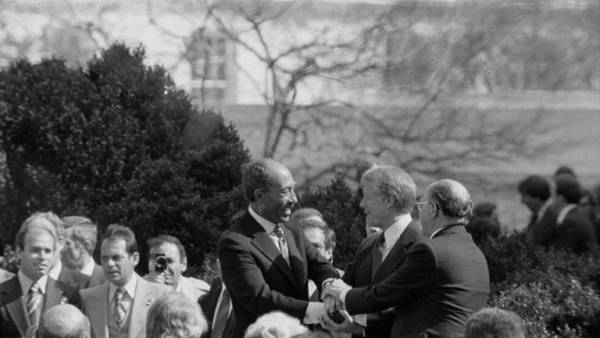 بالصور .. نسخة نادرة من معاهدة السلام بين مصر وإسرائيل في مزاد علني